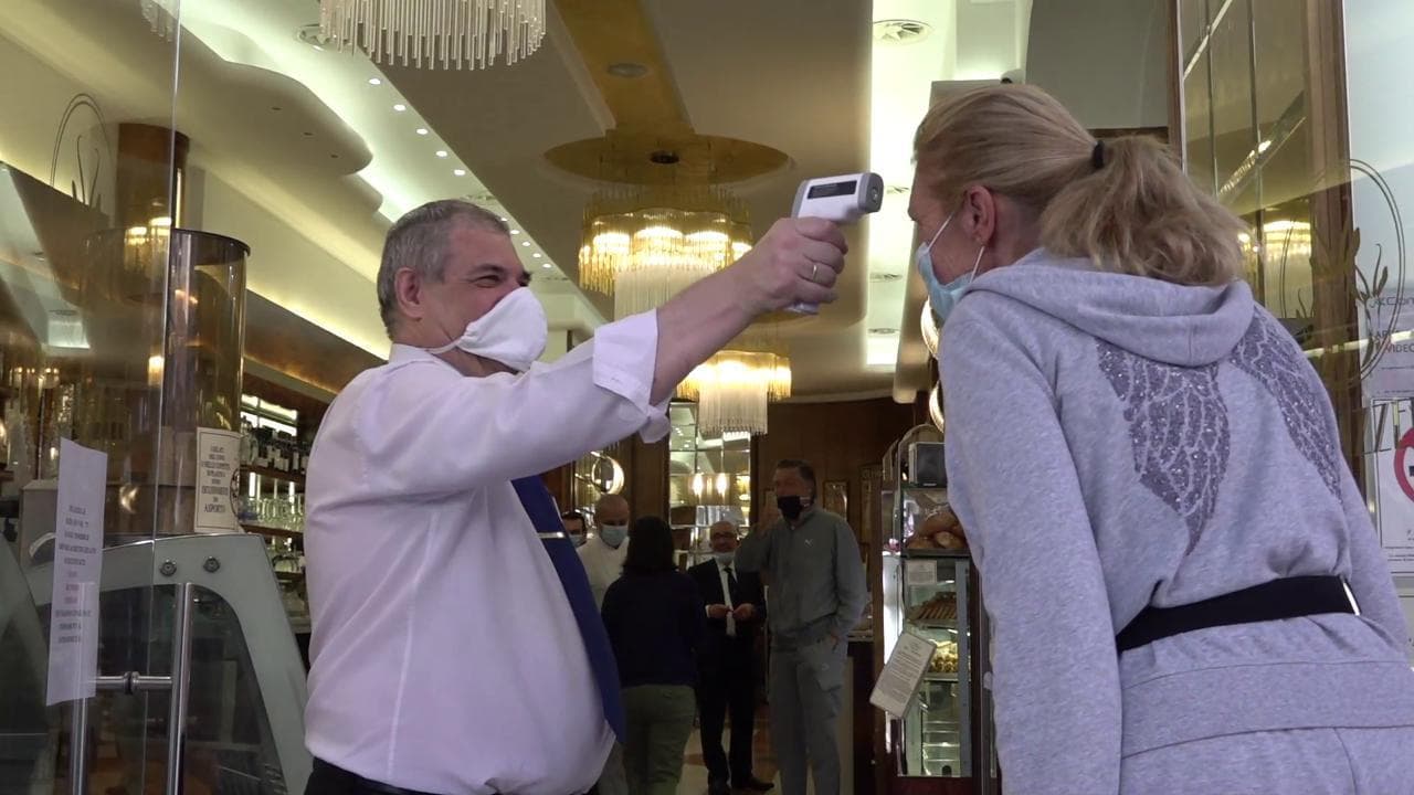 Fase 2, Milano riparte dal caffè: si torna al bar, tra termometri, mascherine e plexiglass