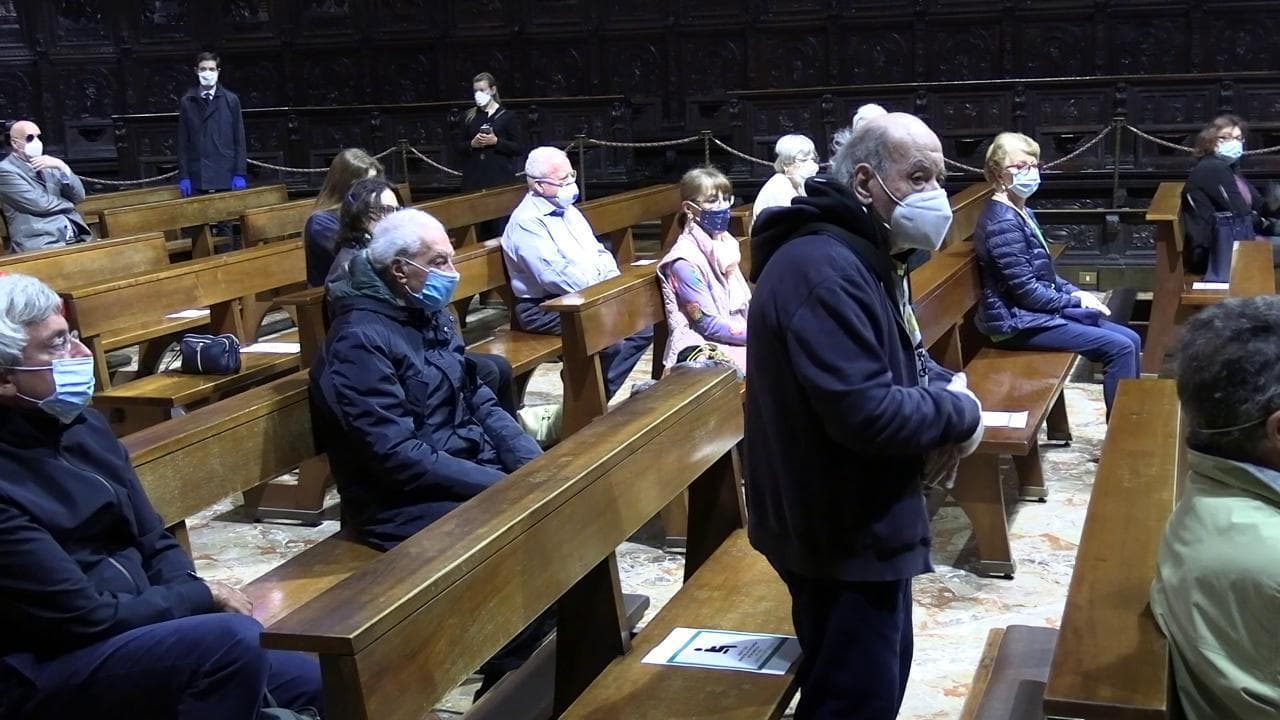 Fase 2, prima messa nel Duomo di Milano. I fedeli: "Un sacrificio stare lontani"