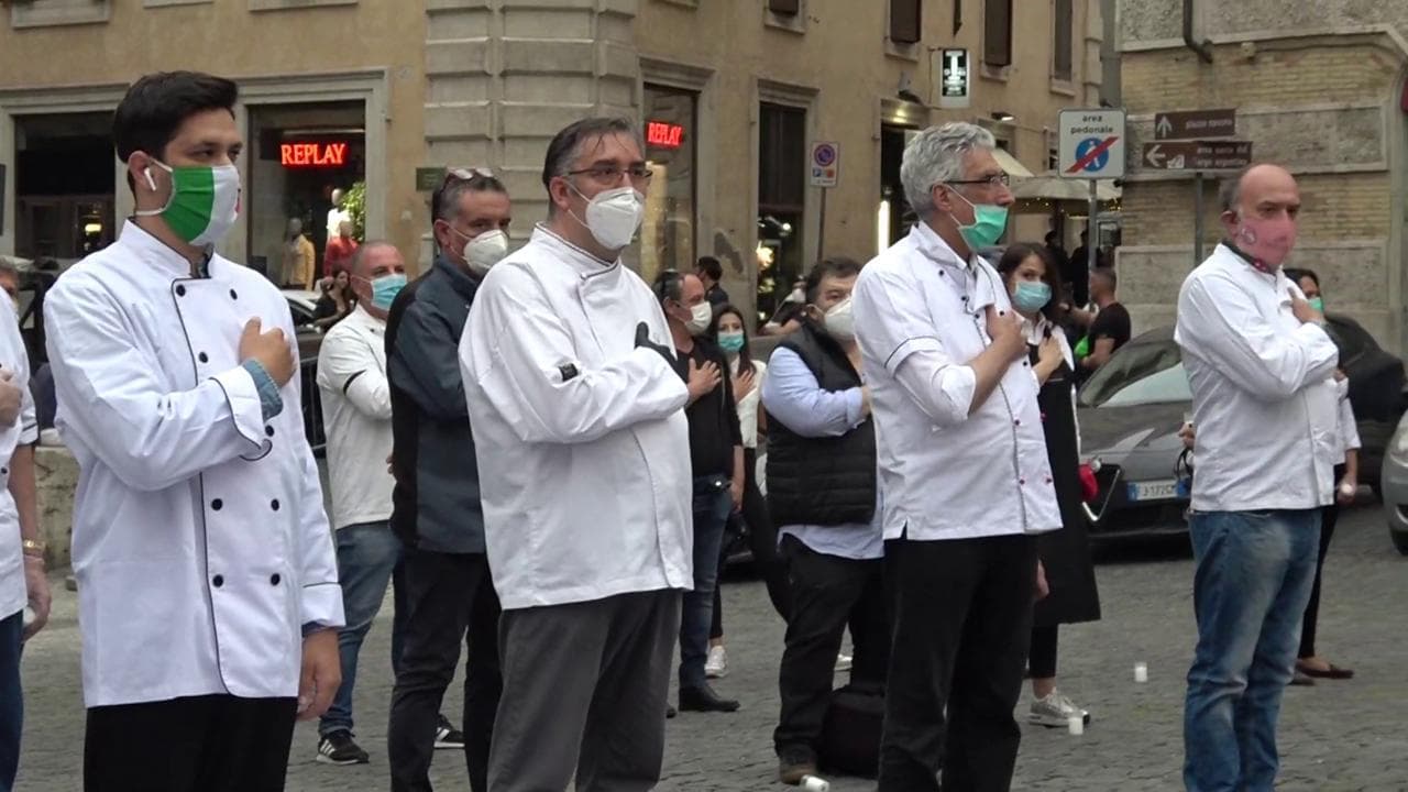 Fase 2, divise da cuochi e lutto al braccio. I ristoratori scendono in piazza