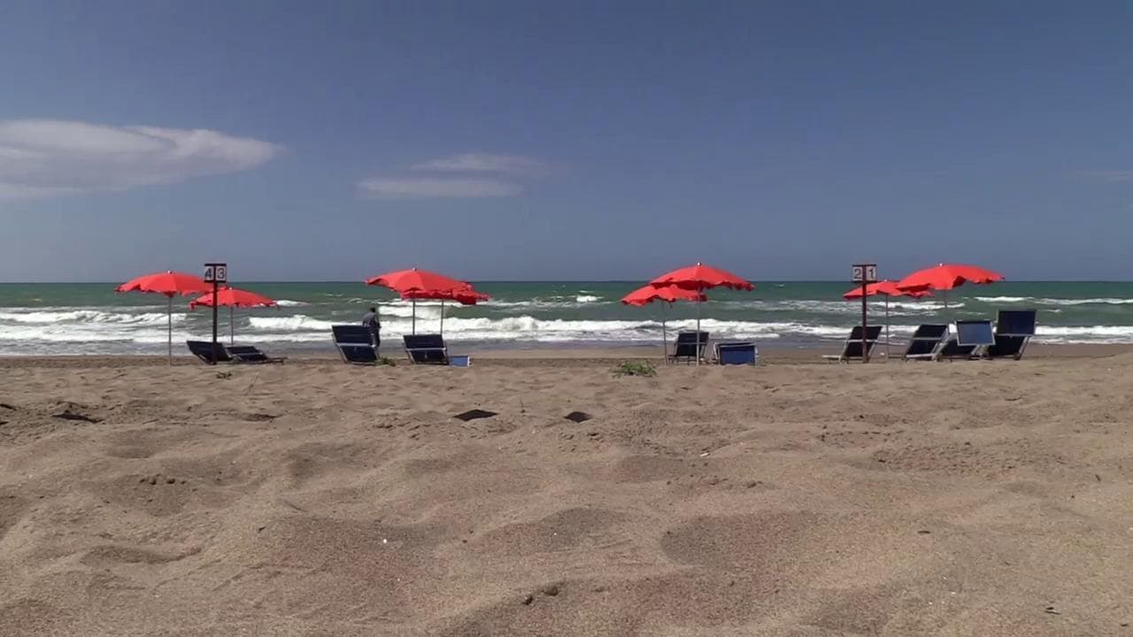 Covid: ombrelloni a distanza, controlli serrati e app. Così andremo in spiaggia solo su prenotazione