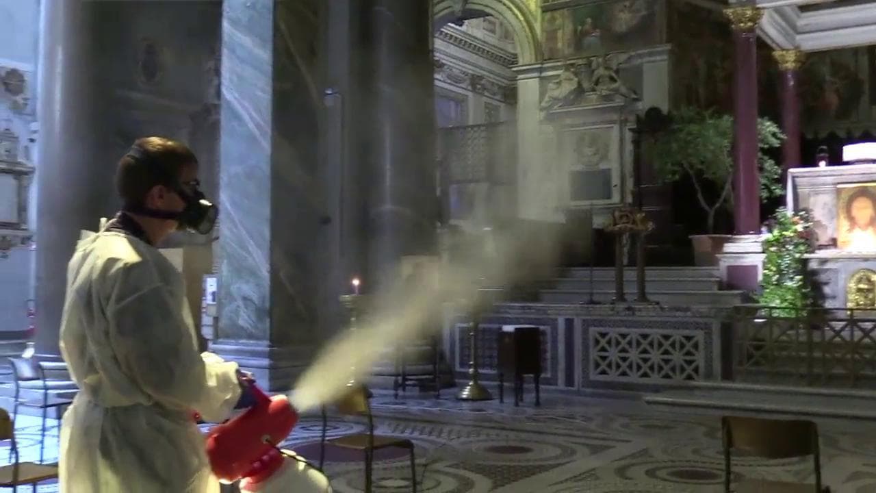 A messa nella fase 2, eucarestia senza contatto e segno di pace 'a distanza': così si torna in chiesa