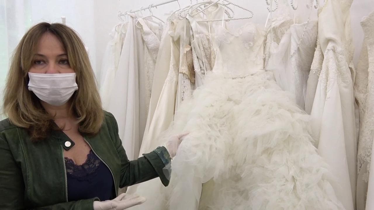 Fase 2, sanificazione dell'abito e guanti abbinati al vestito: così ripartono gli atelier per sposi
