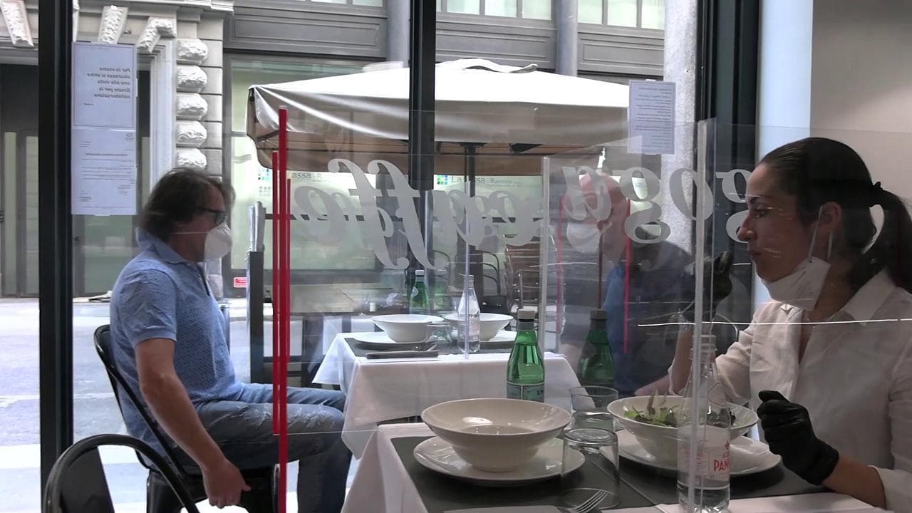 Fase 2, come sarà il pasto con i divisori in plexiglass: "Il vetro come alle poste? Ai clienti piace"