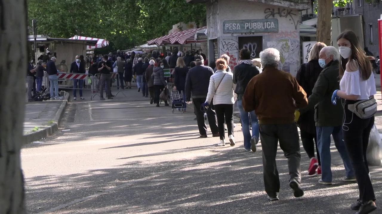 Fase due, riaprono i mercati a Milano. Code all'ingresso e tra i banchi: "È bello tornare a vivere"