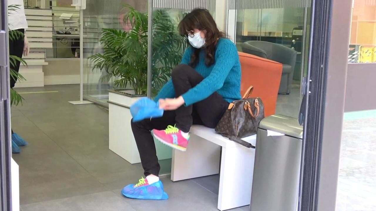 Triage telefonico, calzari e visiere. Così riaprono i dentisti: "Era sicuro prima, ora ancora di più"