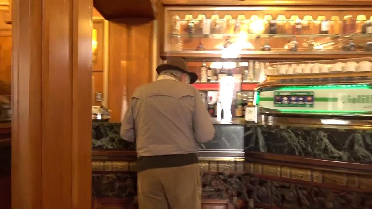 Fase 2, il ritorno dell'espresso al bar: pochi clienti in centro a Roma, meglio in periferia