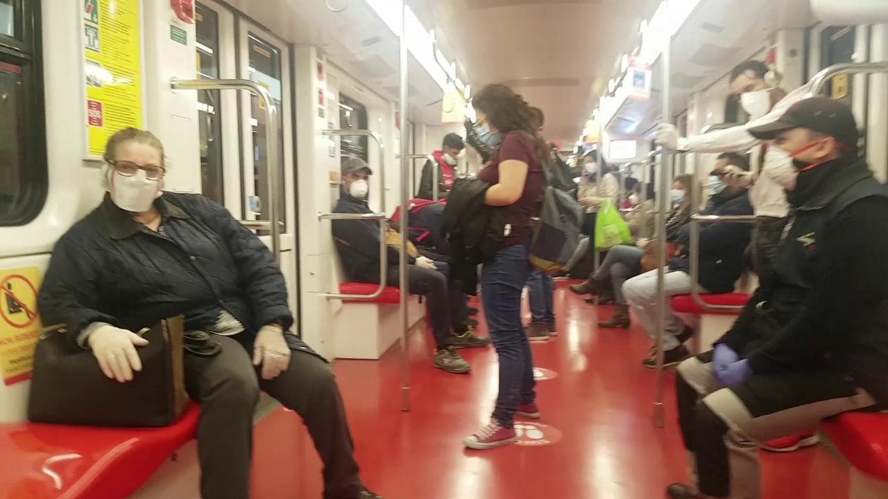 Coronavirus, Fase 2: tra distanze di sicurezza e mascherine la gente torna nel metrò di Milano