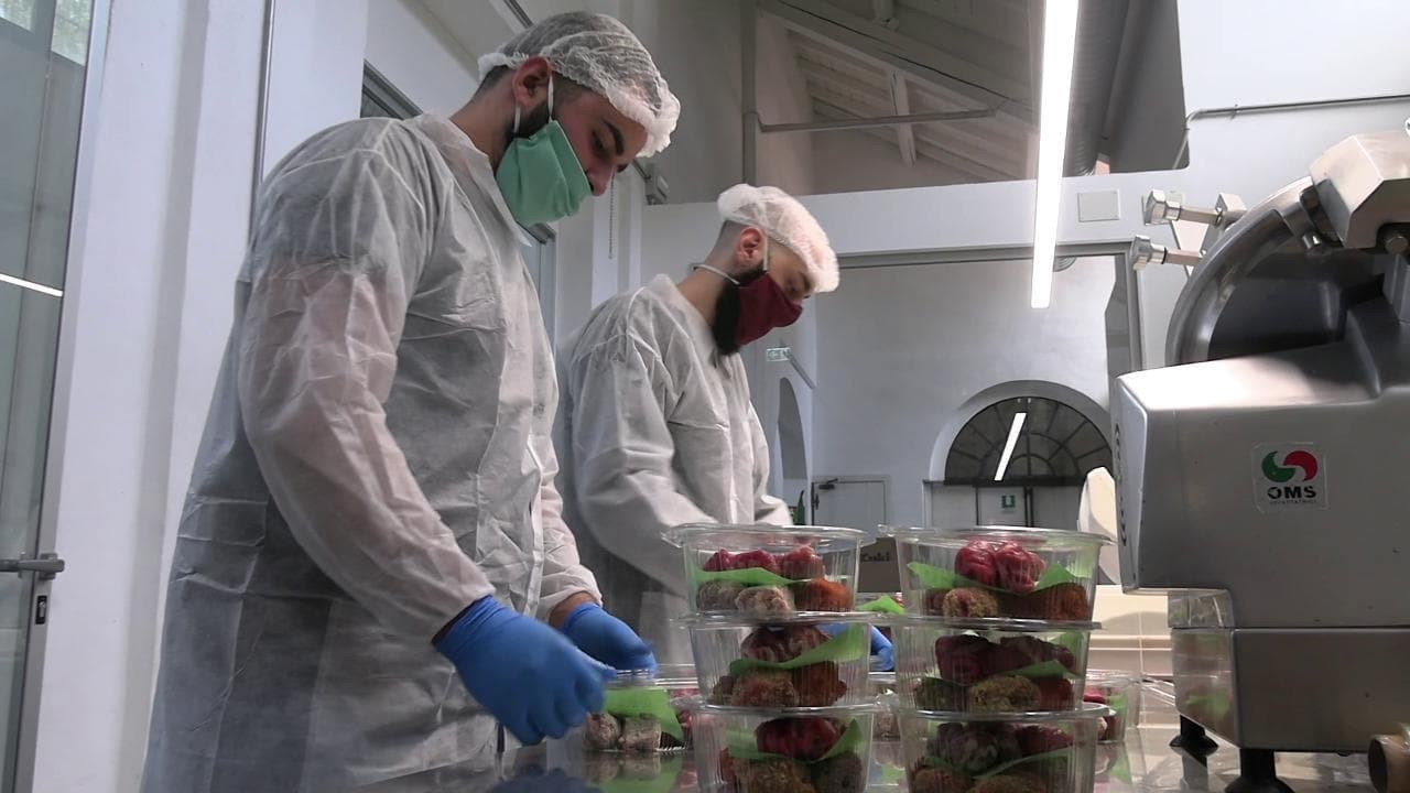 Coronavirus Milano, il successo del ristorante grazie al delivery: "Camerieri trasformati in rider"