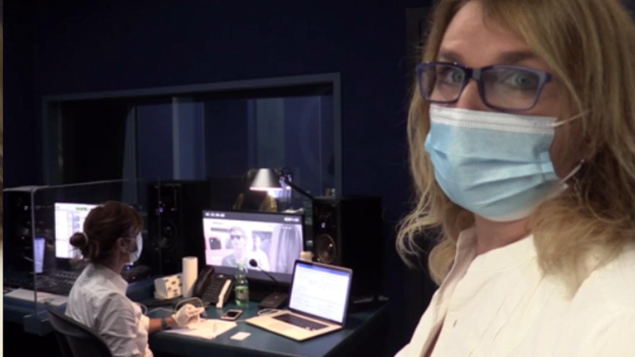 Nello studio di doppiaggio anti-Covid: "Microfono, mascherina e qualche invenzione: i film stranieri parleranno ancora italiano"