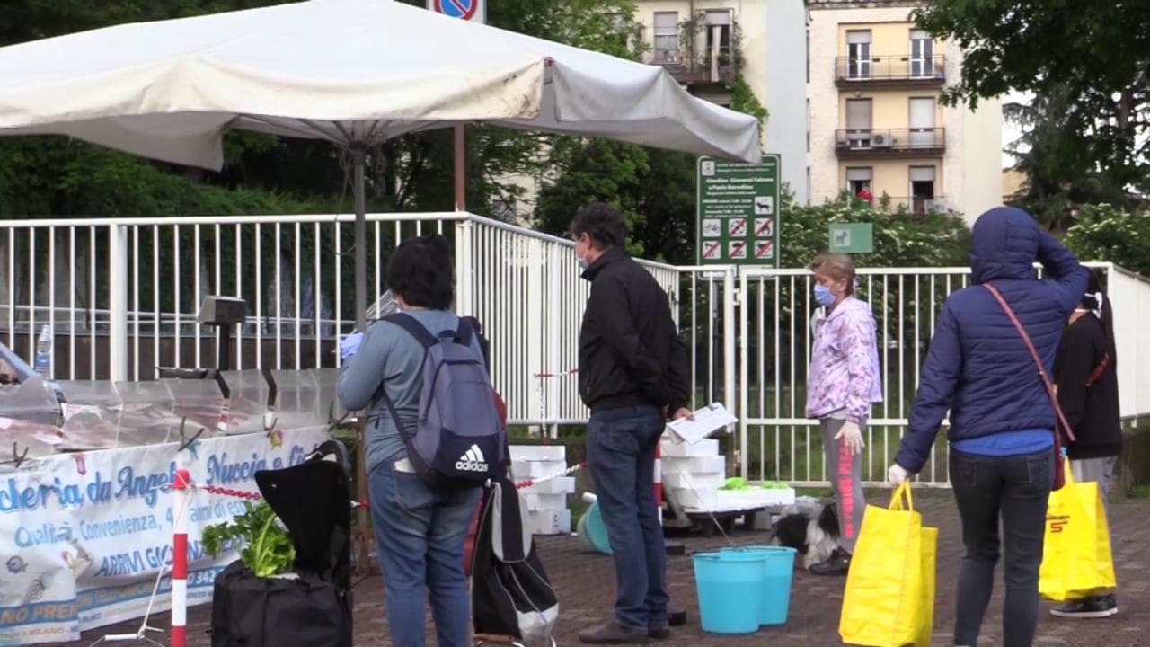 Ripartenze, la nuova vita dei mercati comunali scoperti: 'Covid manager' all'entrata e ingressi scaglionati