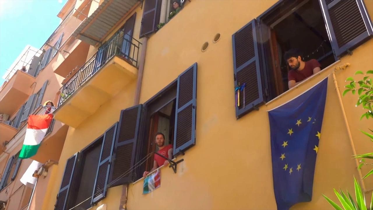 #25aprile2020, Il condominio di San Lorenzo come un teatro vivente: il flash mob a Roma