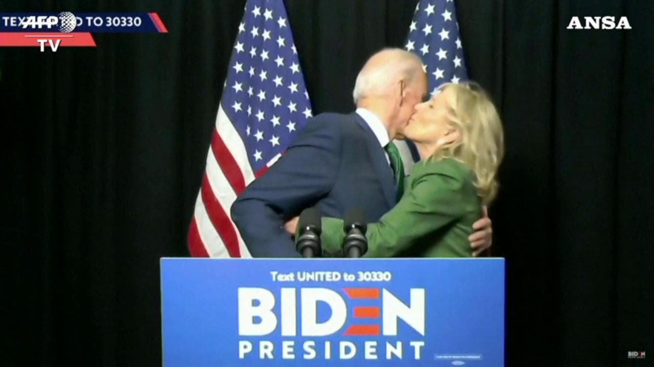 Usa2020, per Biden comizio online "per evitare raduni". E la moglie corre ad abbracciarlo