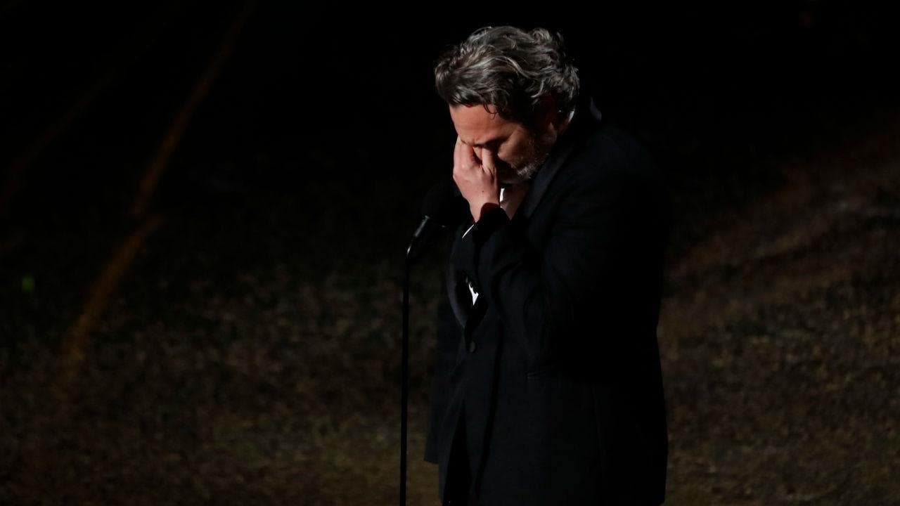 Oscar 2020, la voce rotta di Joaquin Phoenix: si commuove citando il fratello River