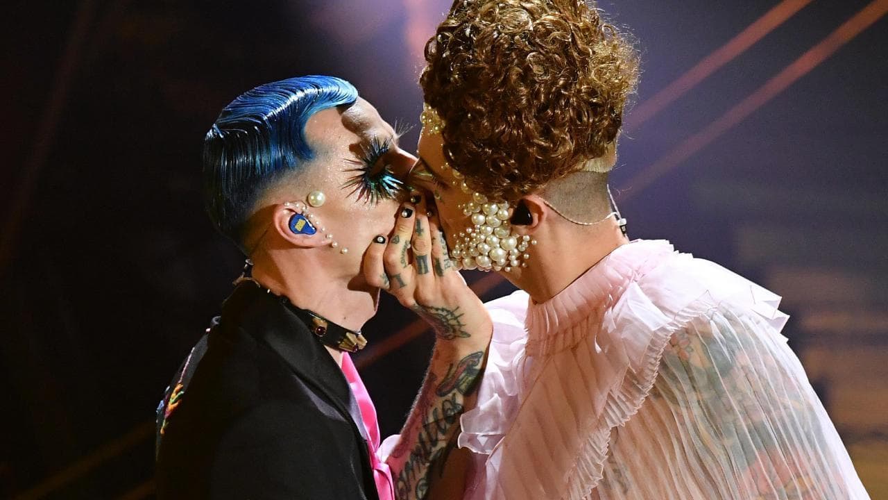 Sanremo 2020, è il Festival dei baci: da Fiorello e Tiziano Ferro ad Achille Lauro e Boss Doms