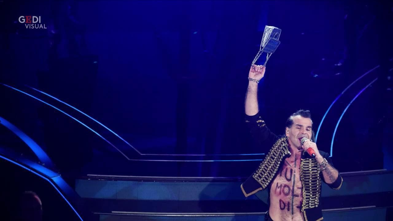 Sanremo 2020, Piero Pelù scippa borsa a spettatrice. E sui social appare il meme con Salvini