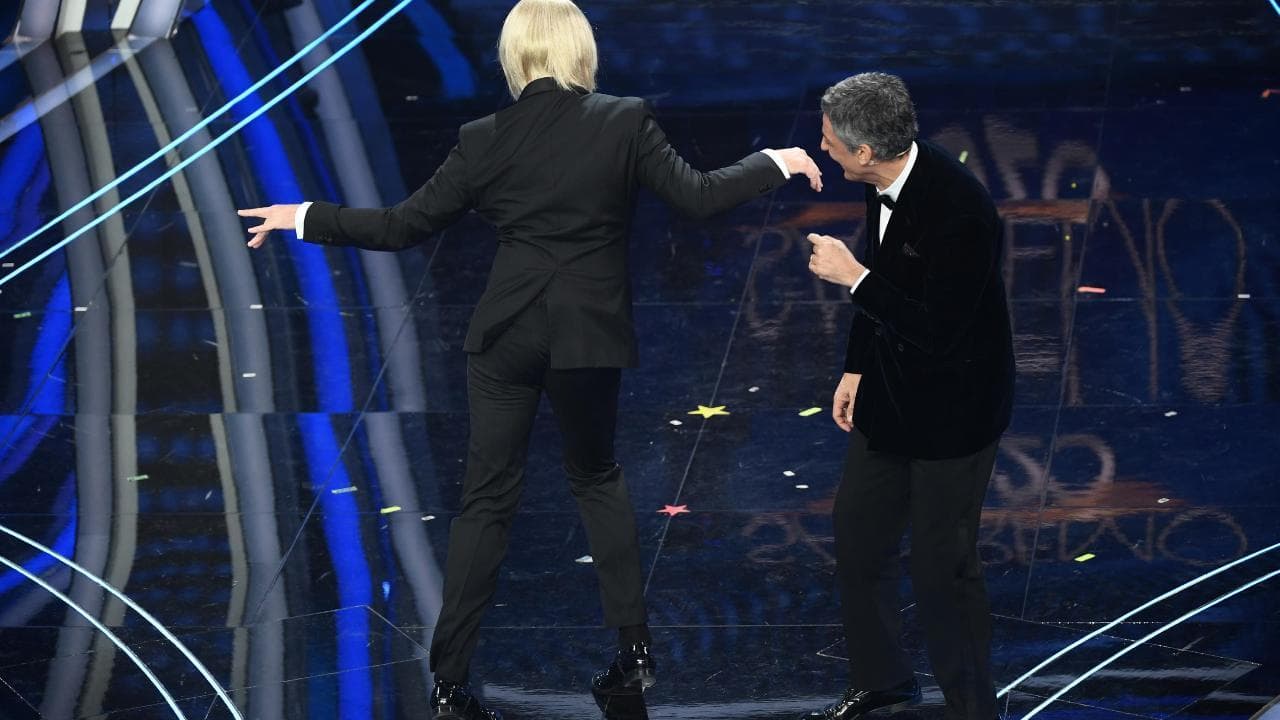 Sanremo 2020, Amadeus con la parrucca di Maria De Filippi. Ma per i social è Enzo Paolo Turchi