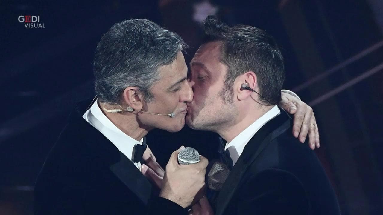 Sanremo 2020, pace fatta tra Fiorello e Tiziano Ferro: duetto e bacio sulle labbra