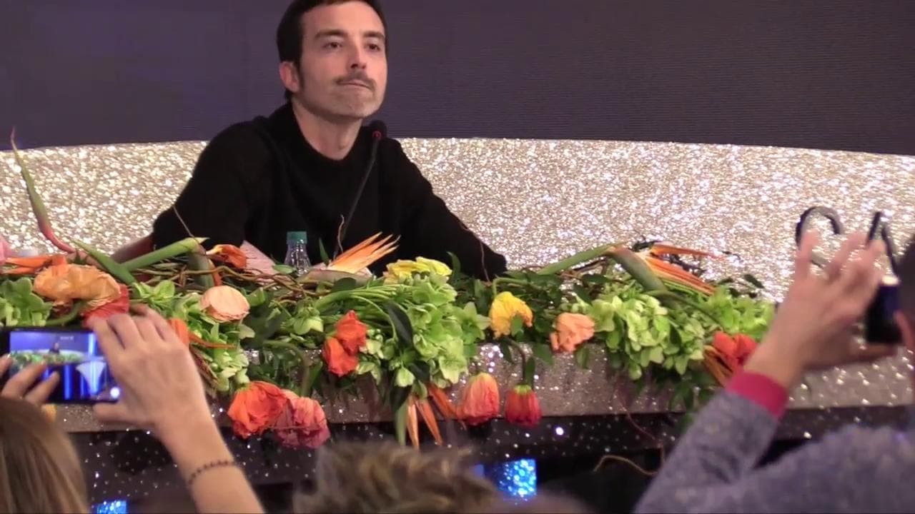 Sanremo 2020, Diodato canta 'Che vita sanremosa' e i giornalisti suonano i tamburi