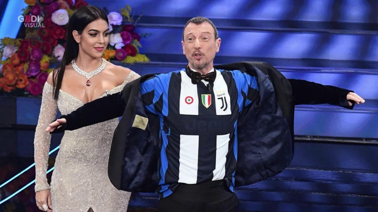 Sanremo 2020, lo scherzo di Amadeus a Georgina: la maglia è della Juve ma solo per metà