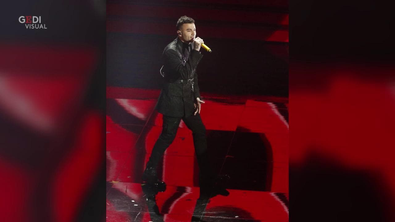 Sanremo 2020, Junior Cally: dopo le polemiche esibizione senza maschera