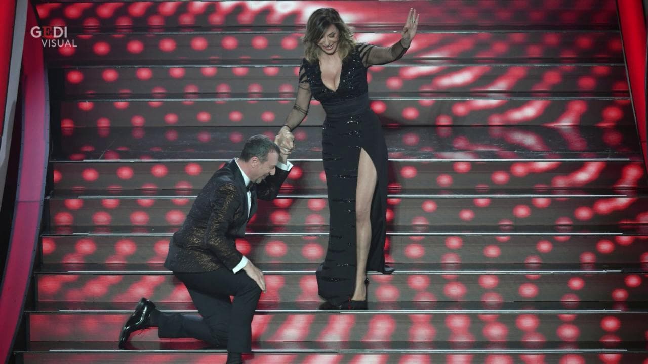 Sanremo 2020, Sabrina Salerno si ferma sulla scala dell'Ariston: tutta colpa del tacco