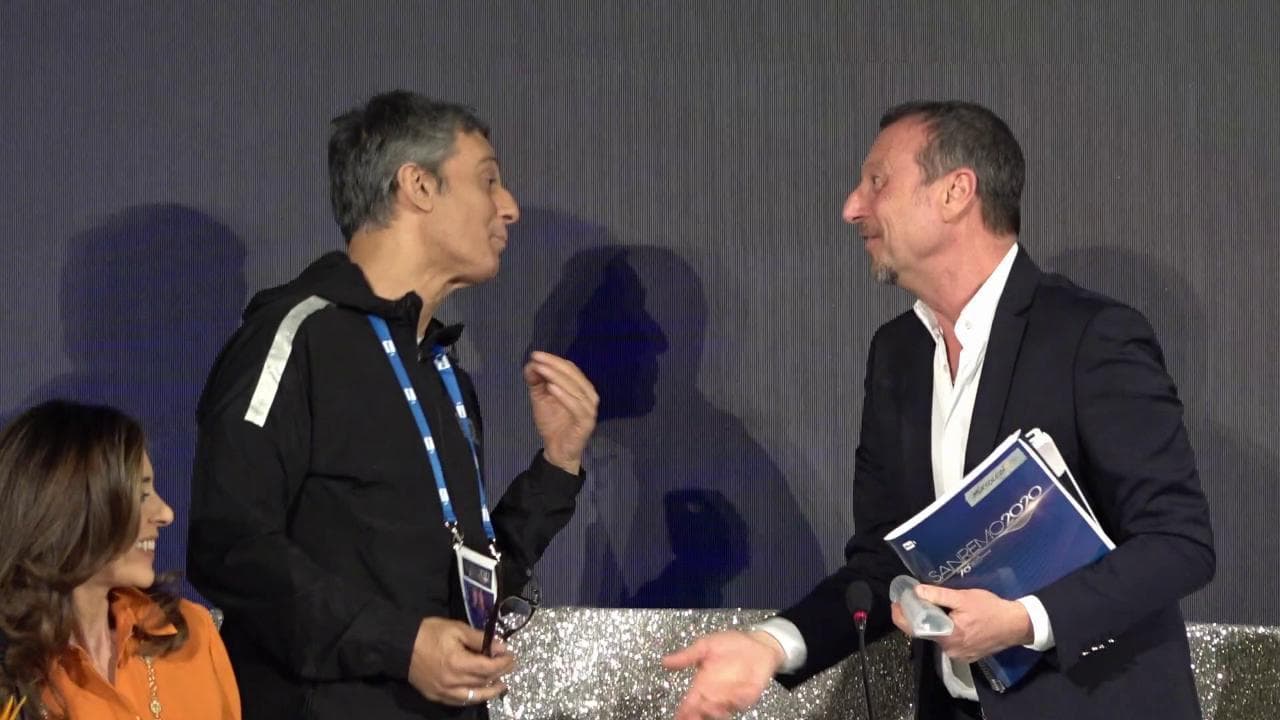 Sanremo, Fiorello irrompe in conferenza stampa: "Io non dovevo ma visto che ci sono..."