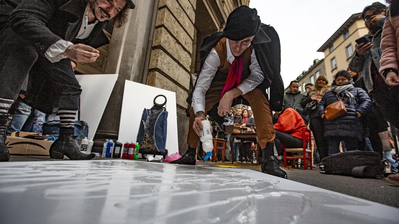 Achille Lauro, sorpresa in piazza Duomo: l'esibizione come artista di strada