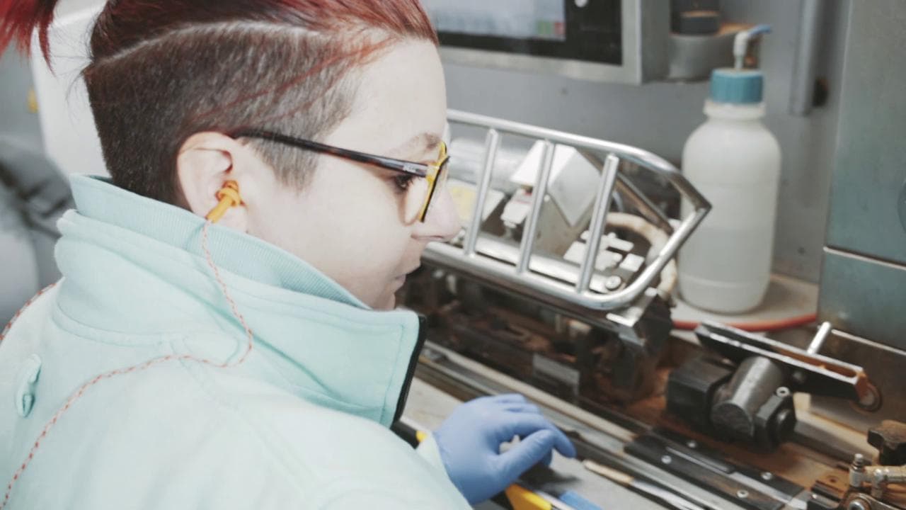 Gender gap - Nella fabbrica Philip Morris, prima azienda 'Equal salary': "Da noi donne protagoniste"