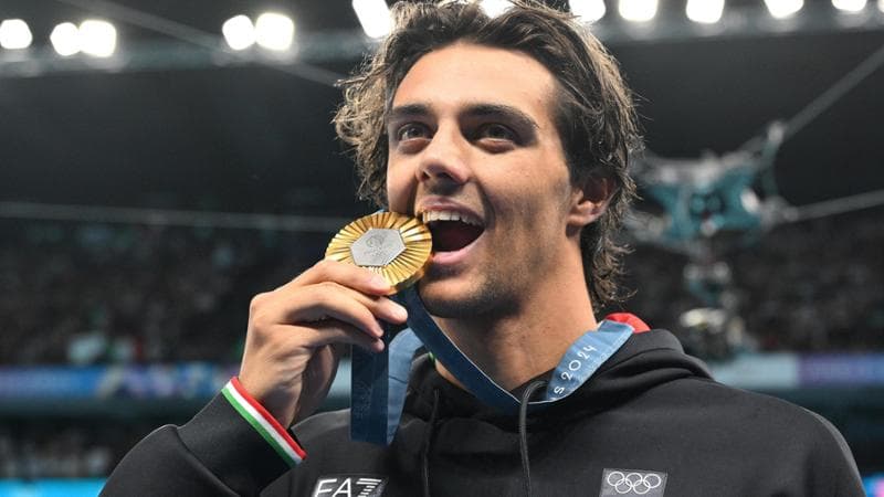 Ceccon festeggia sul podio con la medaglia d'oro