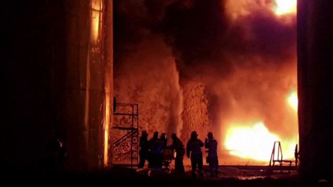 Drone ucraino colpisce ancora in territorio russo: incendiato un deposito di petrolio a Kursk