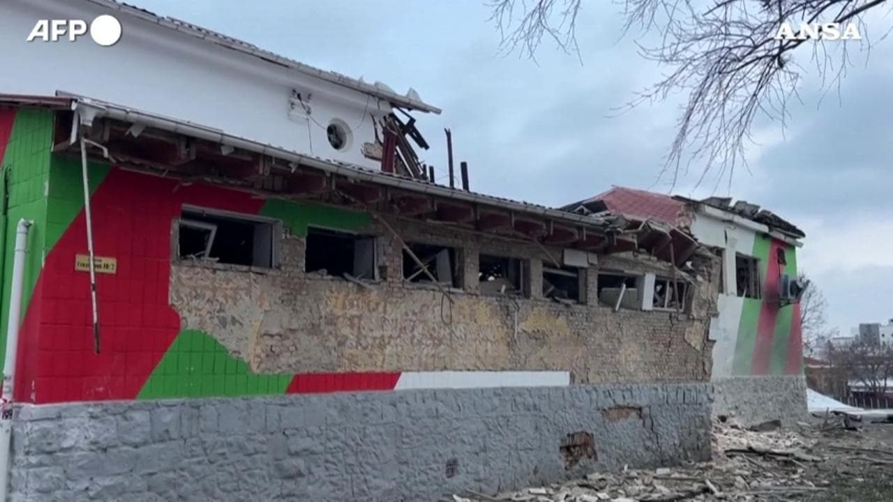 Ucraina, missili russi su Kiev: i soccorsi sul luogo del raid