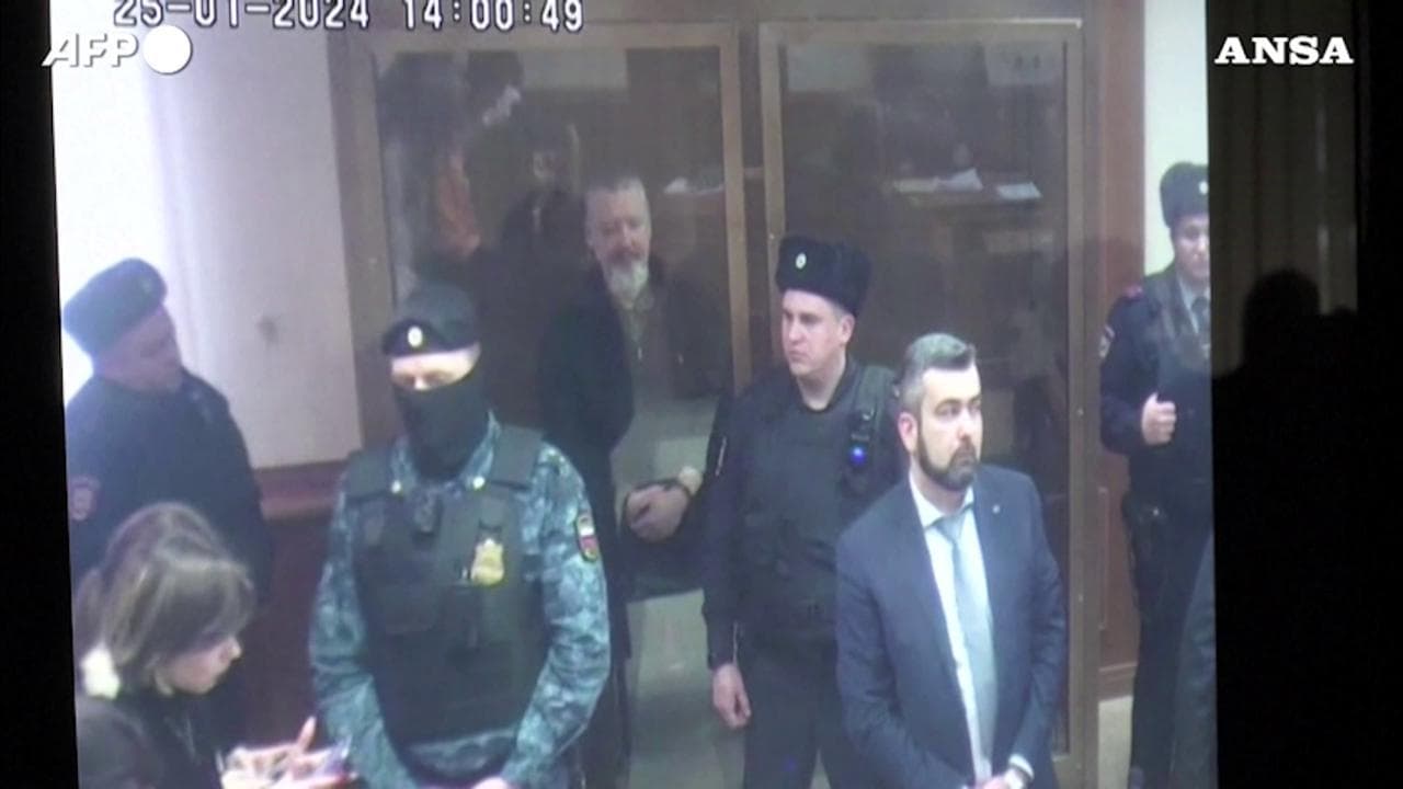 Russia, il nazionalista Girkin condannato a 4 anni di reclusione: aveva criticato Putin