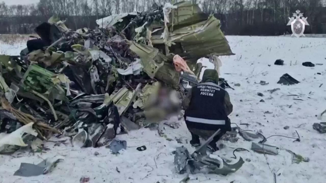 Russia, aereo abbattuto: Mosca diffonde le immagini dei rottami del velivolo e annuncia inchiesta