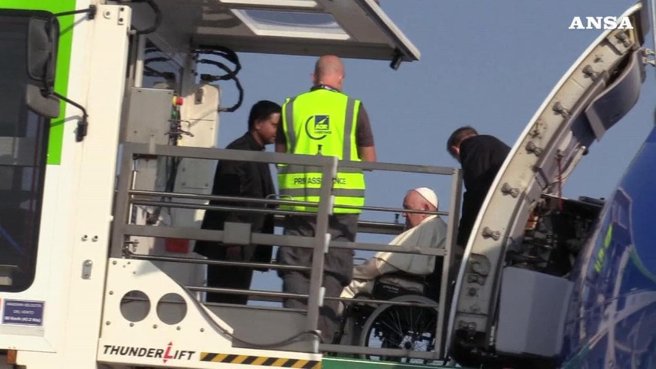 Il Papa è partito per il Canada: l’imbarco in aereo in sedia a rotelle