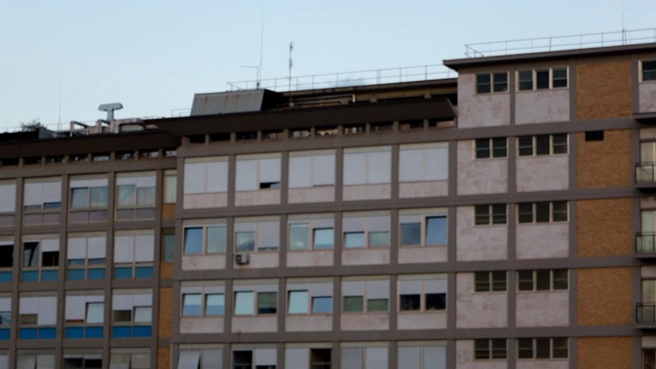Papa Francesco ricoverato, gli operatori del Gemelli: "L'ospedale è attrezzato anche per un paziente speciale come lui"