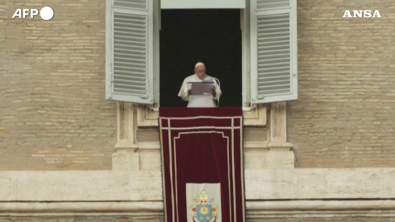 Naufragio nel Crotonese, Papa Francesco all'Angelus: "Grazie a chi dà accoglienza"