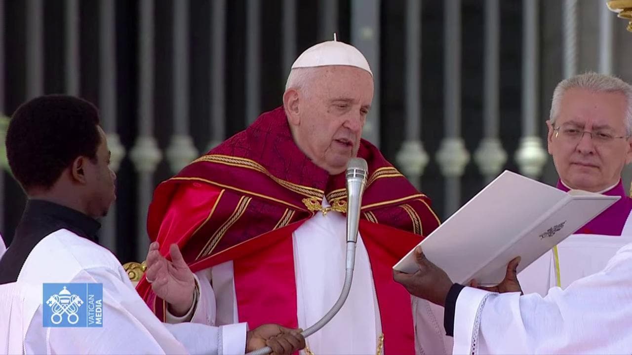 San Pietro, papa Francesco ai fedeli: "Avete pregato per me, grazie"