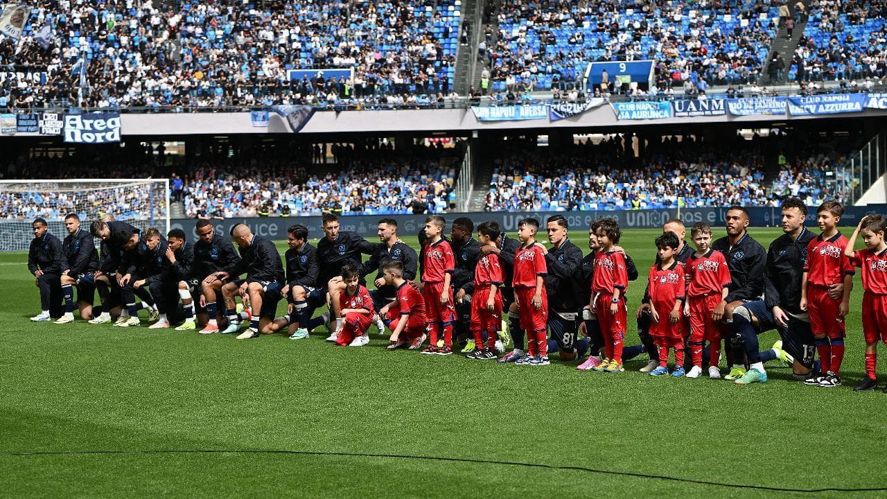 Tutto il Napoli in ginocchio per dire no al razzismo prima del match con l'Atalanta