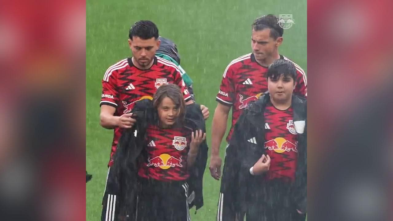 Il gesto gentile dei calciatori del New York Red Bulls: si tolgono le giacche sotto la pioggia e riparano i bambini