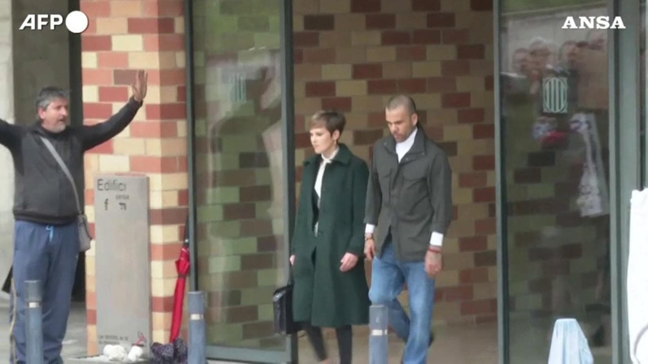 Il calciatore Dani Alves esce di prigione durante una manifestazione dei lavoratori delle carceri