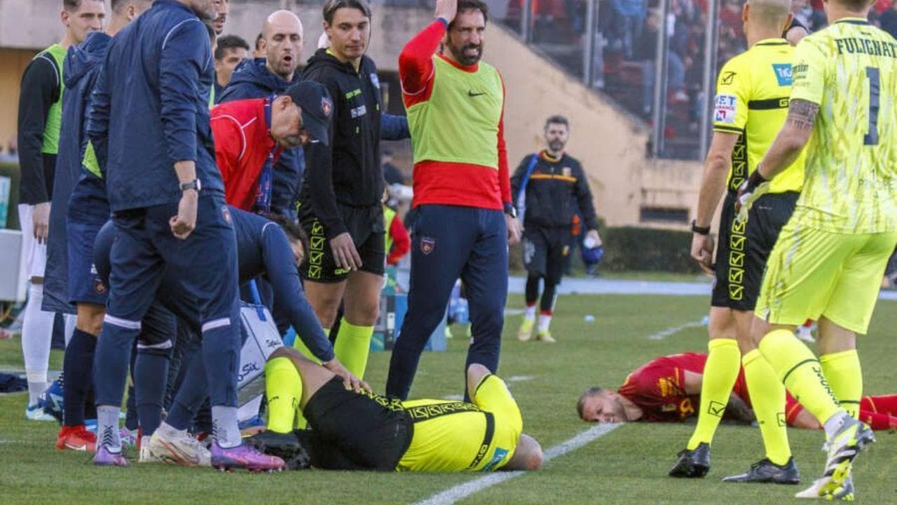L'infortunio shock del guardalinee in Cosenza-Catanzaro: cade e si rompe i tendini delle ginocchia