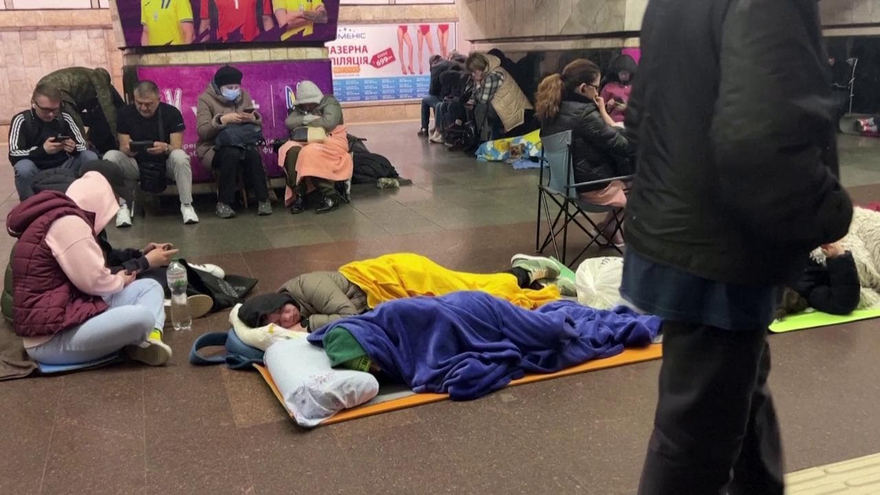 Kiev, si torna nel metrò come rifugio: bombardamenti di oltre cinque ore sulla città
