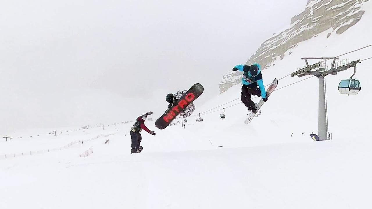 Spettacolo sulla neve nelle finali internazionali di snowboard di Red Bull Hammers with Homies
