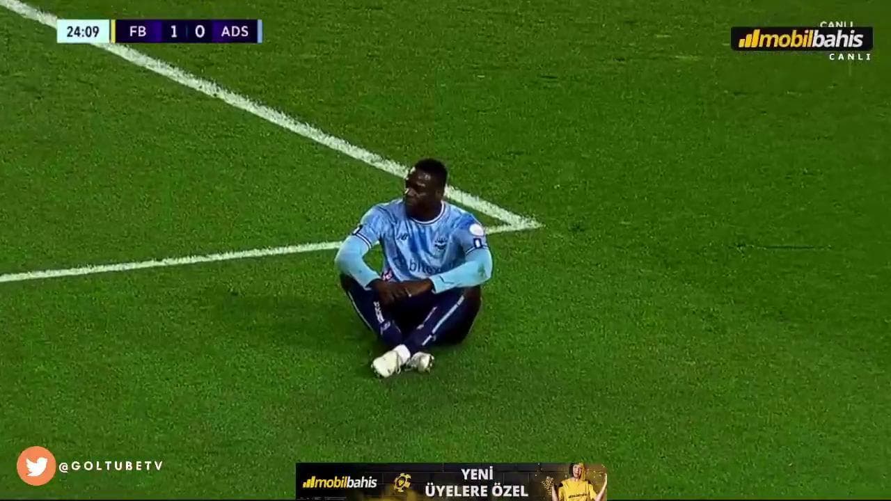 Mario Balotelli segna, non esulta, si siede a terra e fissa i tifosi avversari