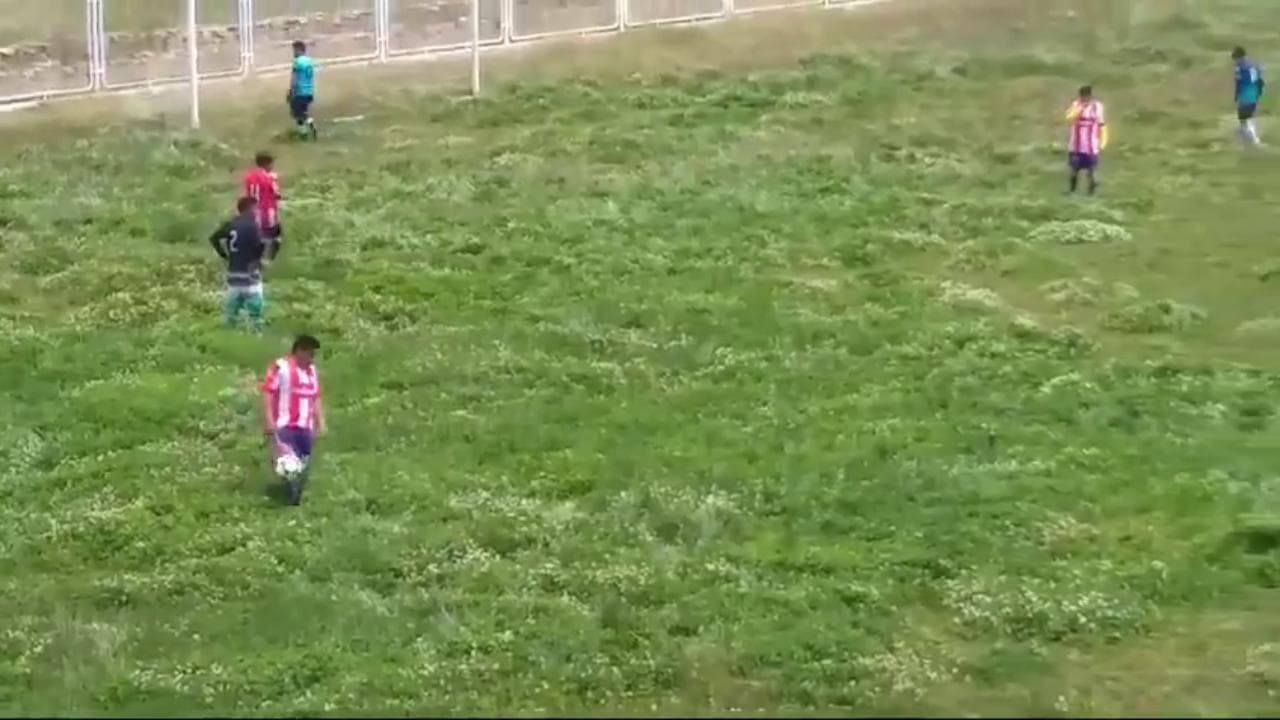 Perù, l'erba del campo è troppo alta: i calciatori affondano nel terreno di gioco