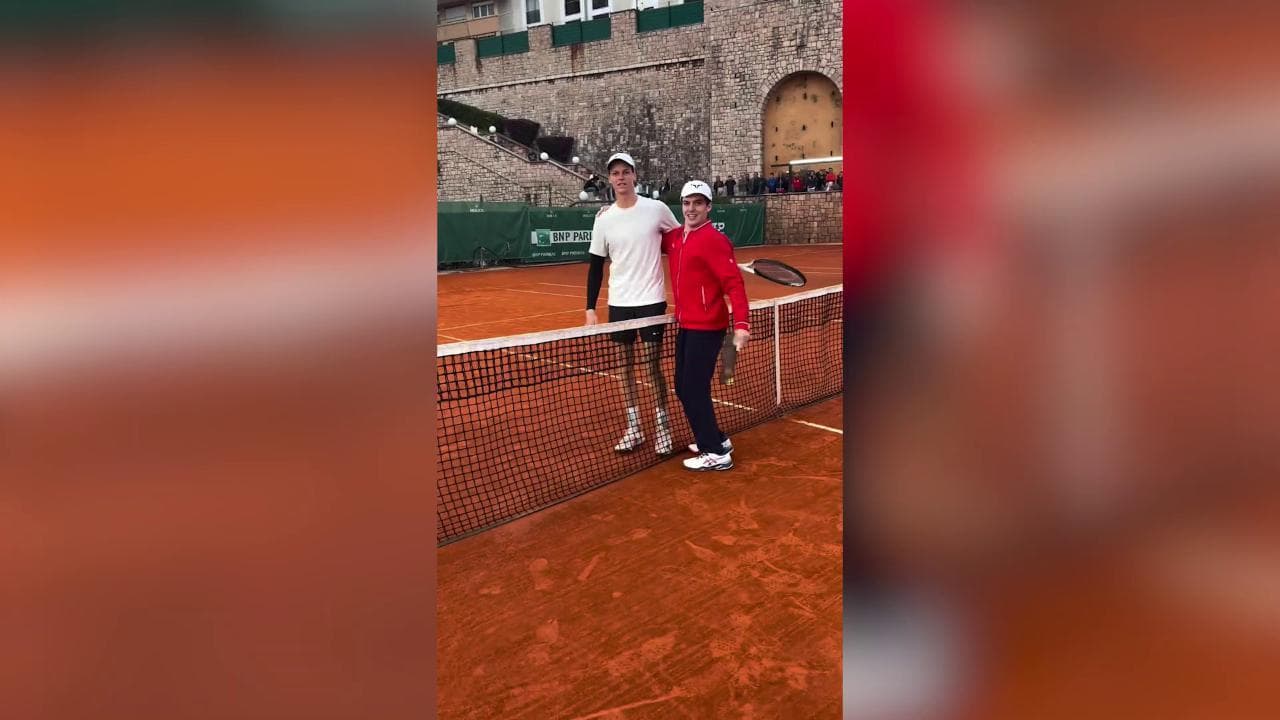 Sinner realizza il sogno di un tennista disabile: "Grazie per la tua generosità"