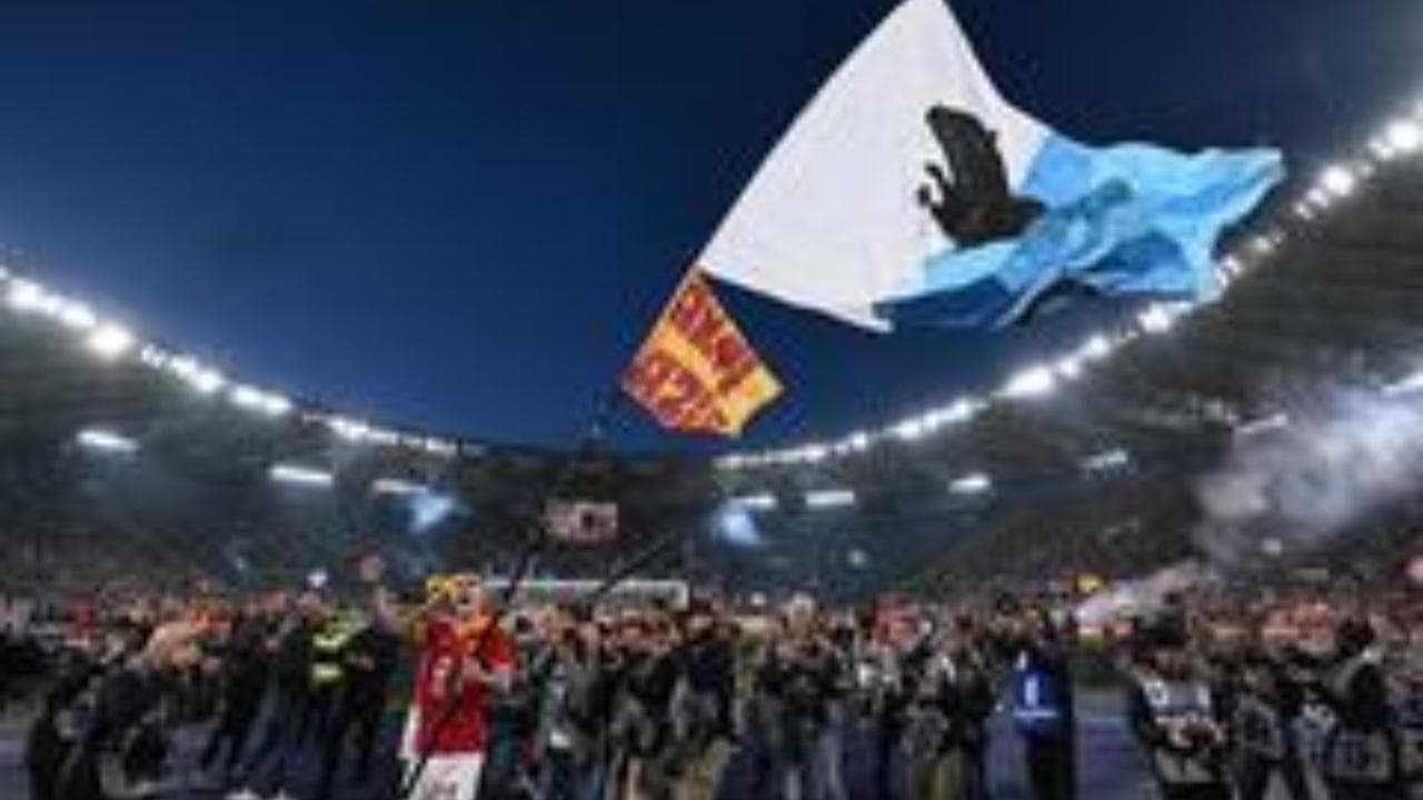 Mancini decide il derby di Roma e poi sventola una bandiera della Lazio con un topo al centro