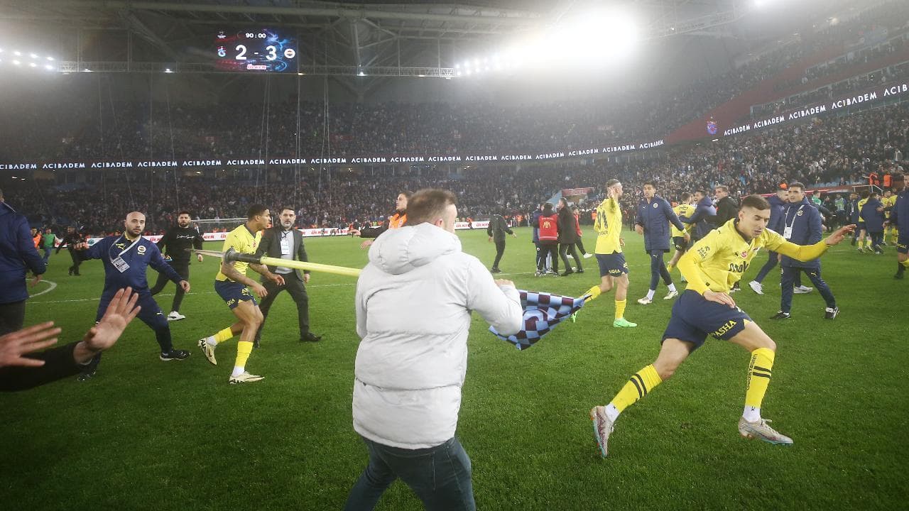 Rissa selvaggia alla fine di Trabzonspor-Fenerbahce: i tifosi danno la caccia ai giocatori ospiti