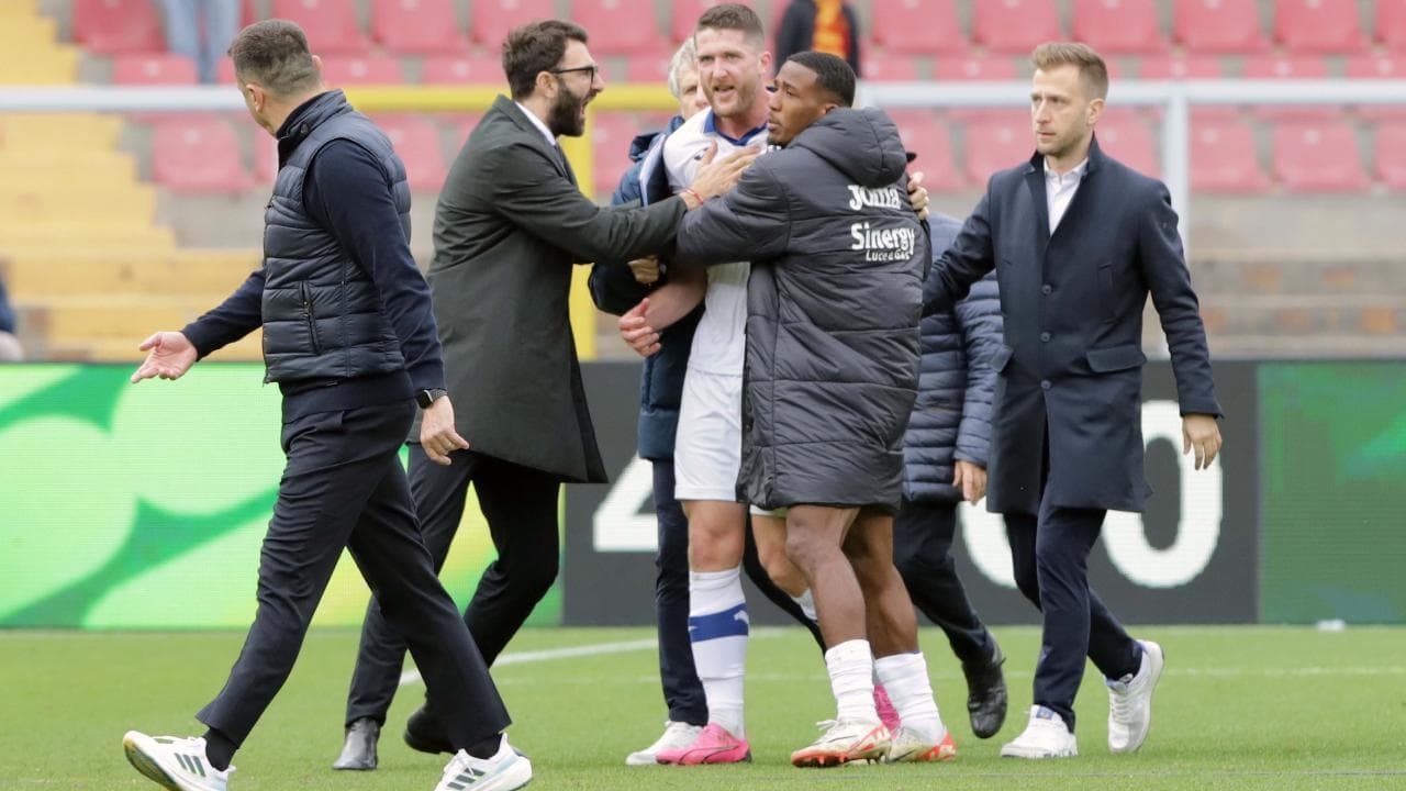 La testata di D'Aversa a Henry: il tecnico del Lecce colpisce l'attaccante del Verona a fine partita