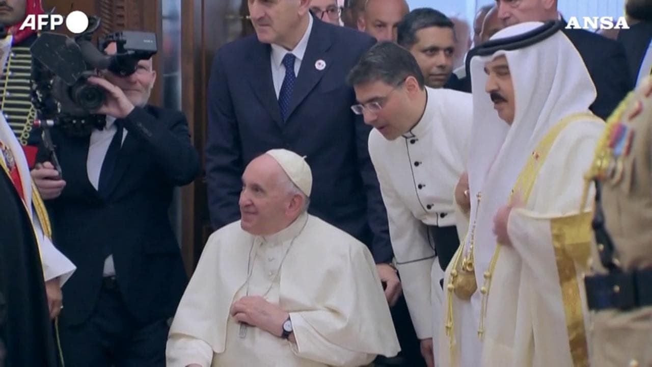 Papa Francesco in Bahrein, aereo atterrato ad Awali